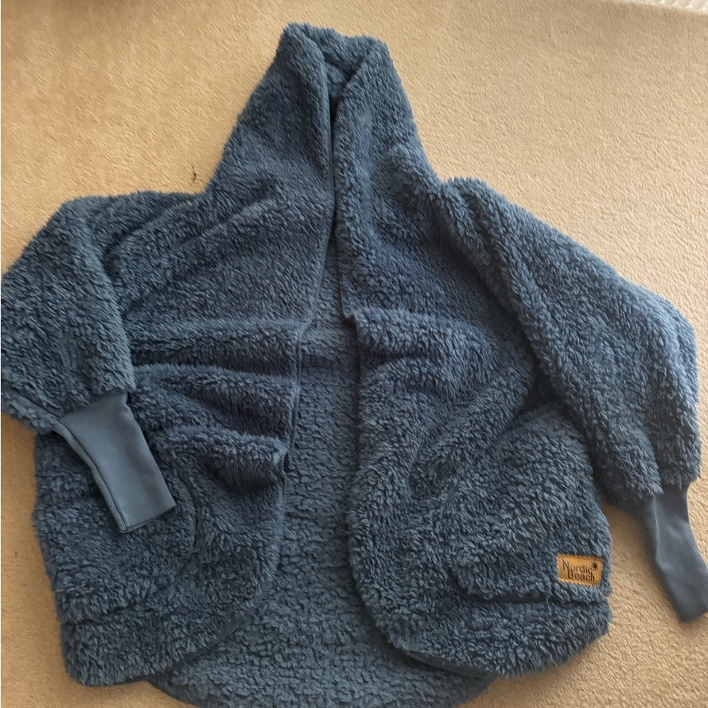 Cozy Blue Puffer Jacket with Plush Texture